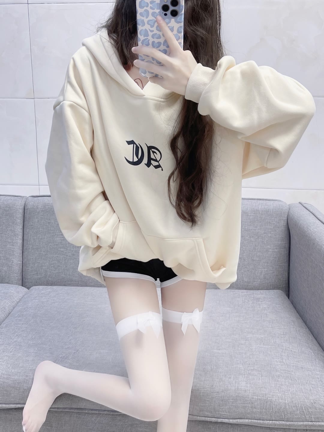 家里的过膝白丝卫衣体操裤小姐姐 家里的过膝白丝卫衣体操裤小姐姐