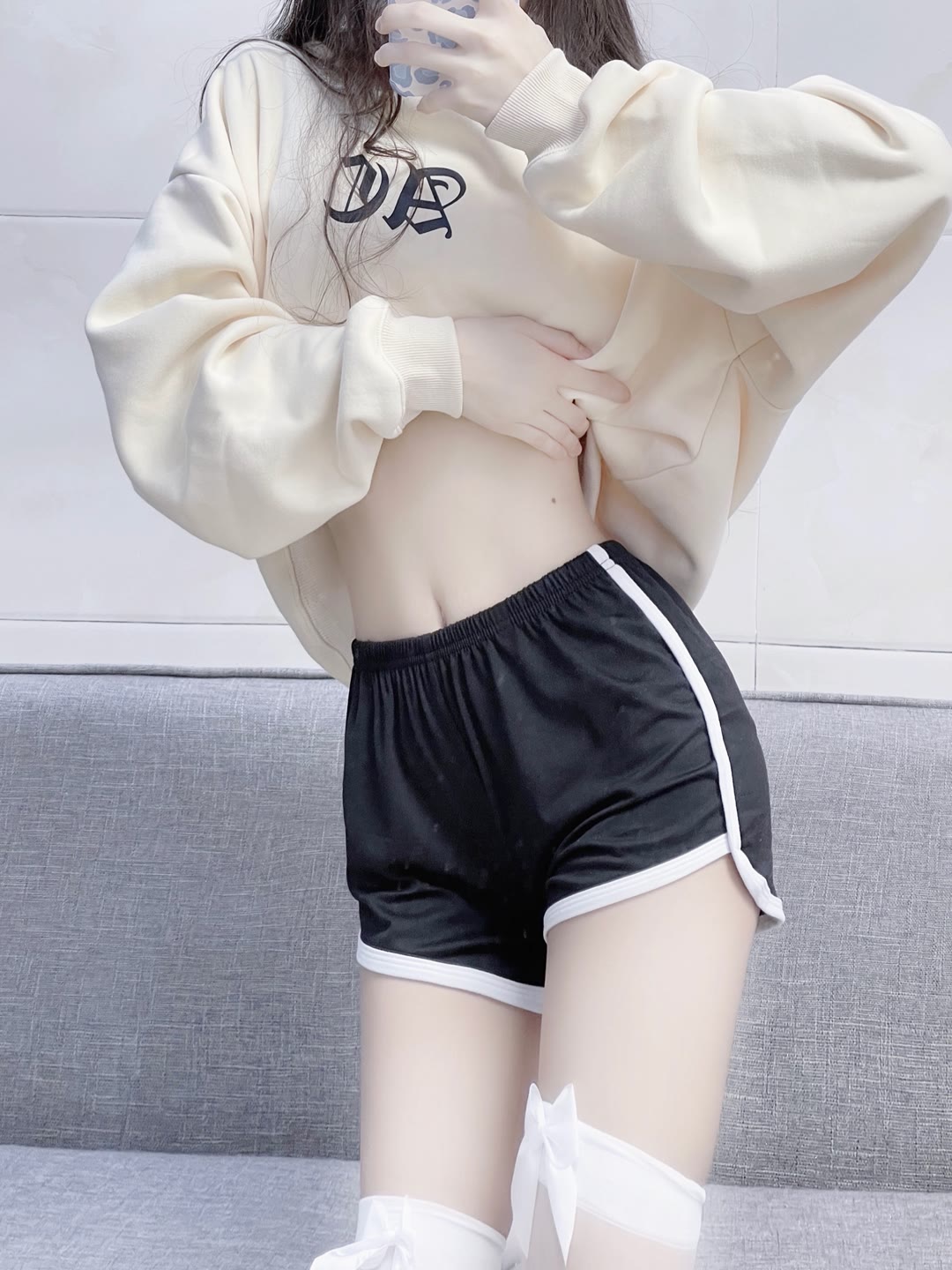 家里的过膝白丝卫衣体操裤小姐姐 家里的过膝白丝卫衣体操裤小姐姐