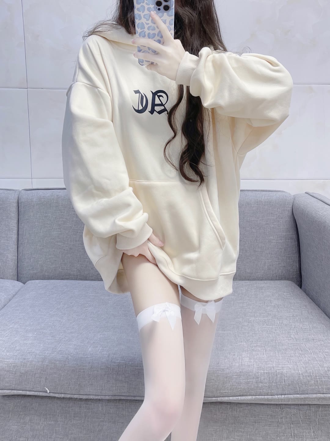 家里的过膝白丝卫衣体操裤小姐姐 家里的过膝白丝卫衣体操裤小姐姐