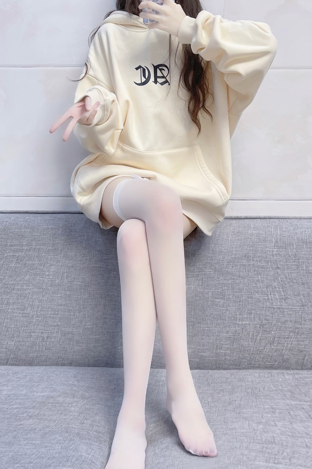 家里的过膝白丝卫衣体操裤小姐姐 家里的过膝白丝卫衣体操裤小姐姐